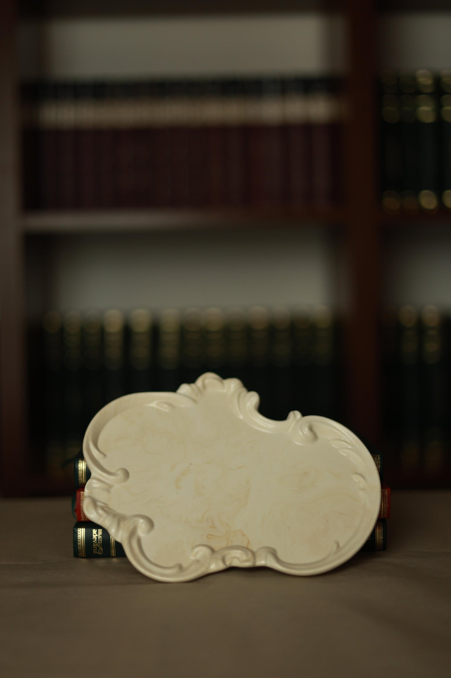 Dione – tăviță din jesmonite, finish lucios, rezistentă la apă și foc, ornament elegant