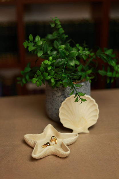 Set tăvițe Brisa din jesmonite, finish lucios, stea de mare 11×13 cm și scoică 10×11 cm, rezistente la apă și foc