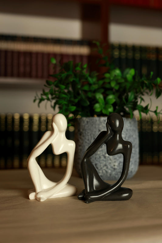 Set Dualis – piese sculpturale din jesmonite alb și negru, finish lucios, 12,5×7,5 cm
Dualis – două piese decorative în contrast alb & negru, design abstract din jesmonite