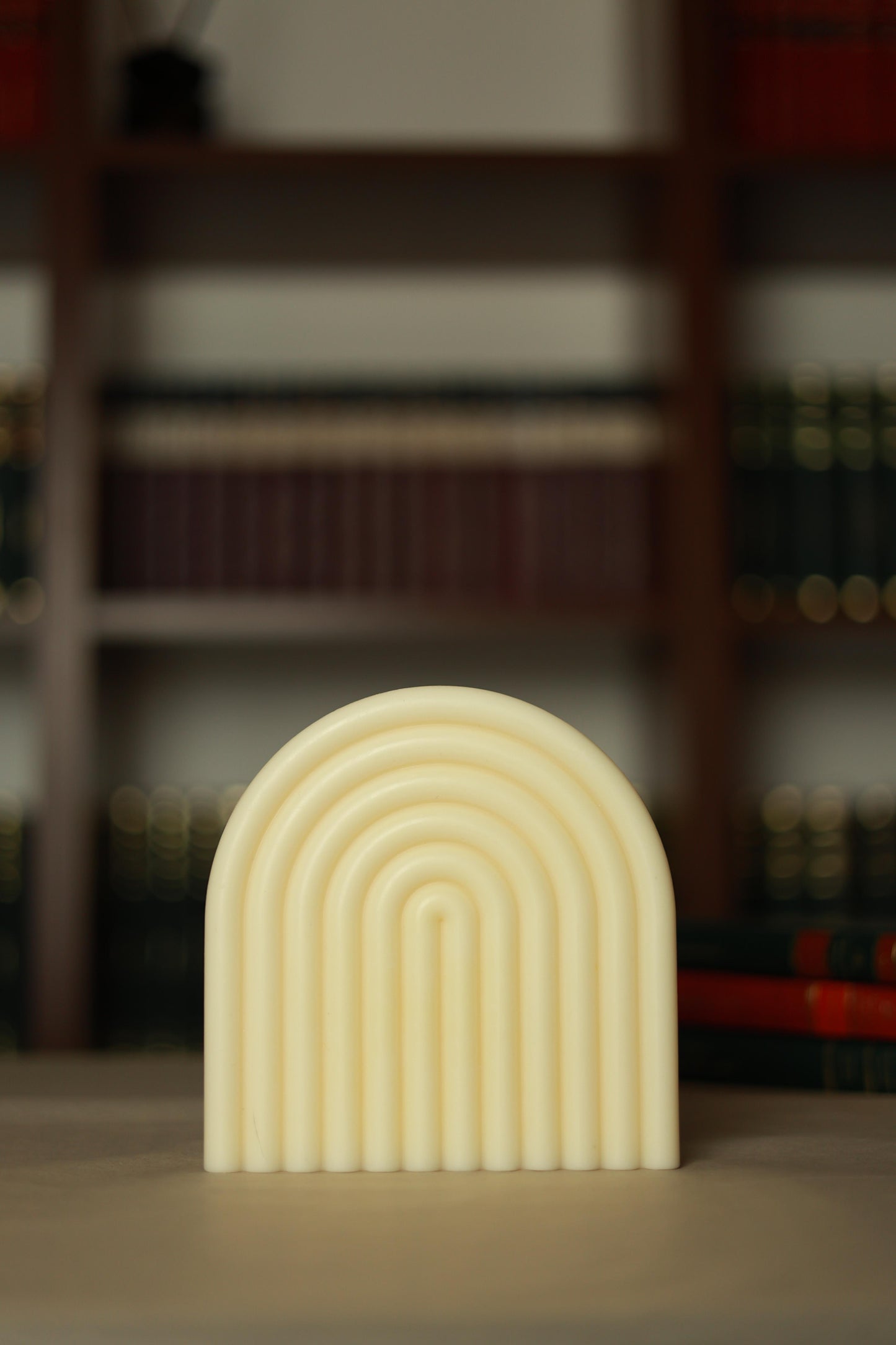 Iris – figurină din ceară de soia 100%, 450 g, design curcubeu