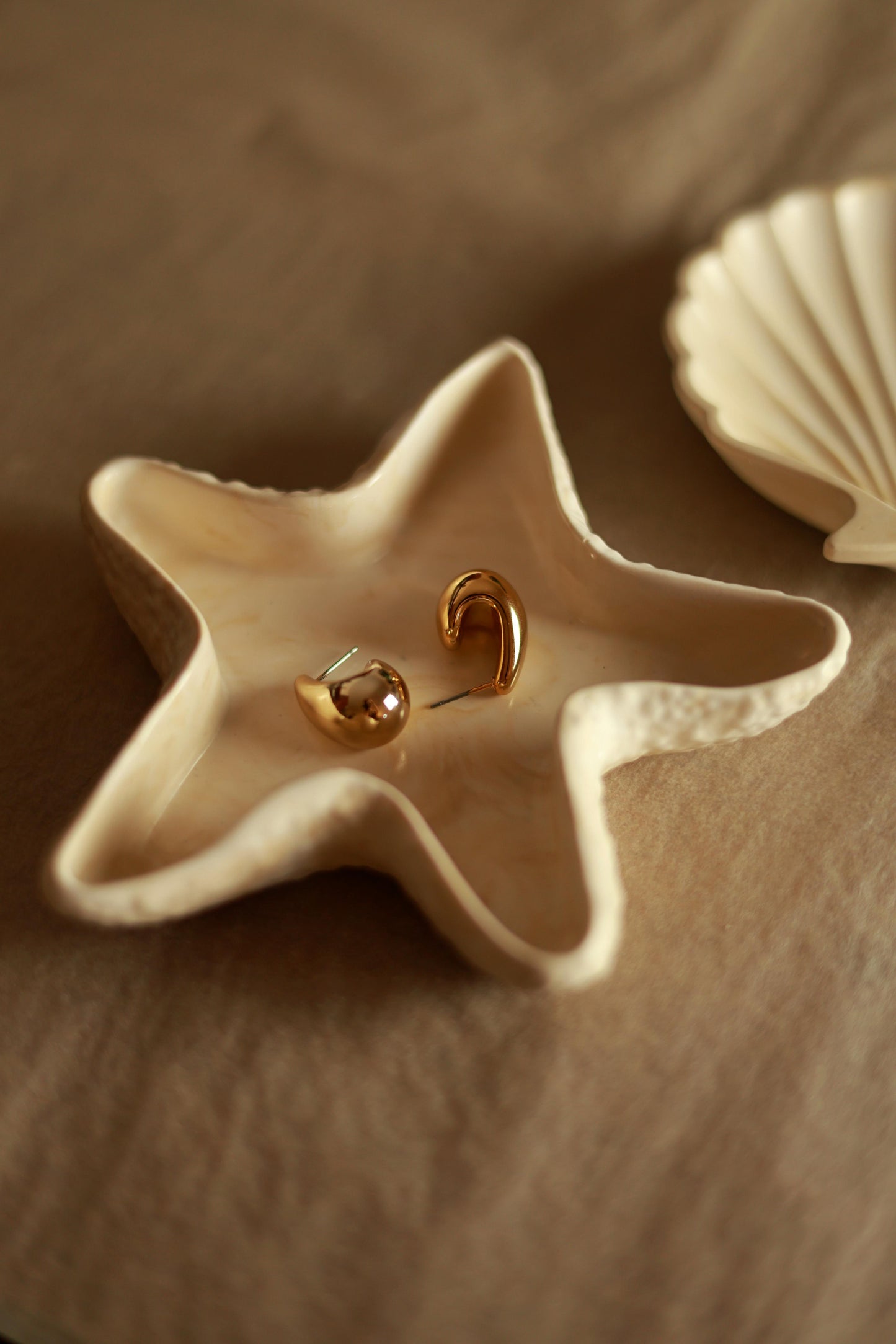 Tăviță Brisa folosită ca suport pentru bijuterii; accesoriile nu sunt incluse