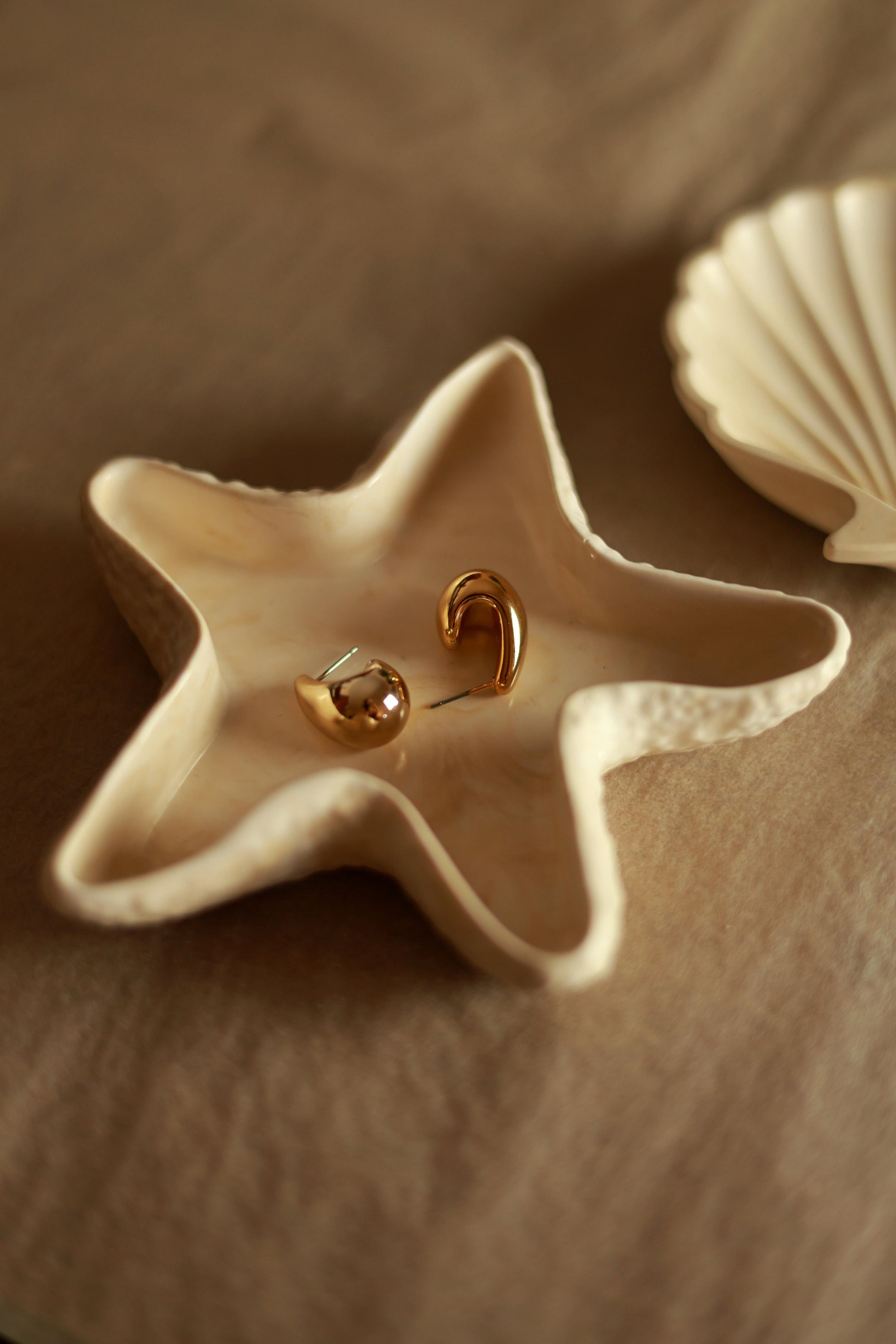 Tăviță Brisa folosită ca suport pentru bijuterii; accesoriile nu sunt incluse