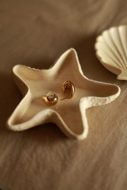 Tăviță Brisa folosită ca suport pentru bijuterii; accesoriile nu sunt incluse