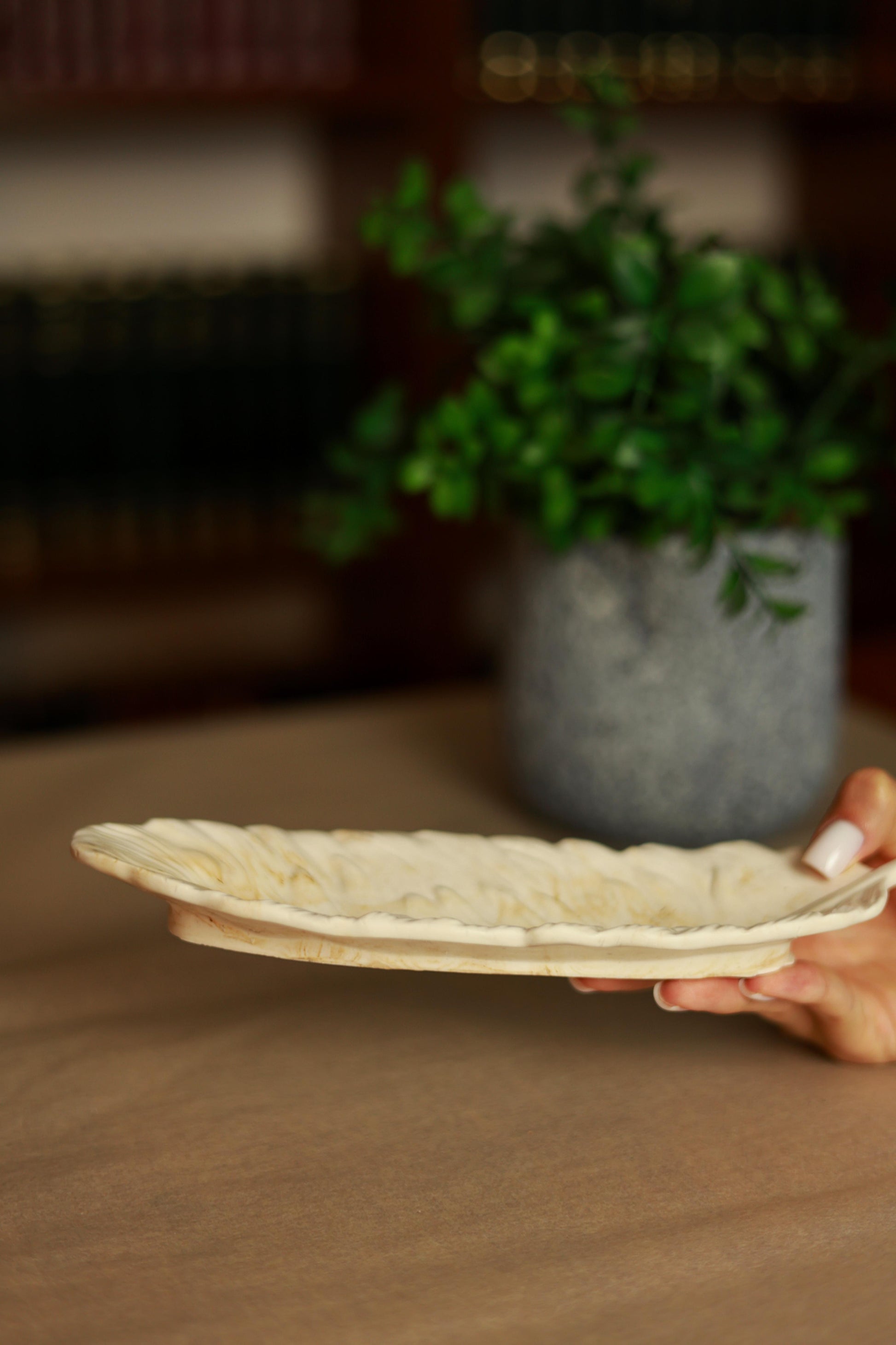 Set tăvițe Kaia din jesmonite, finish lucios, 18×13 și 23×8 cm, rezistente la apă și foc
Tăviță Kaia din jesmonite folosită ca suport pentru figurine din ceară (figurine neincluse)