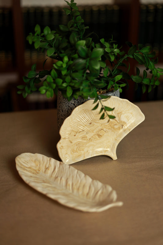 Set tăvițe Kaia din jesmonite, finish lucios, 18×13 și 23×8 cm, rezistente la apă și foc
Tăviță Kaia din jesmonite folosită ca suport pentru figurine din ceară (figurine neincluse)