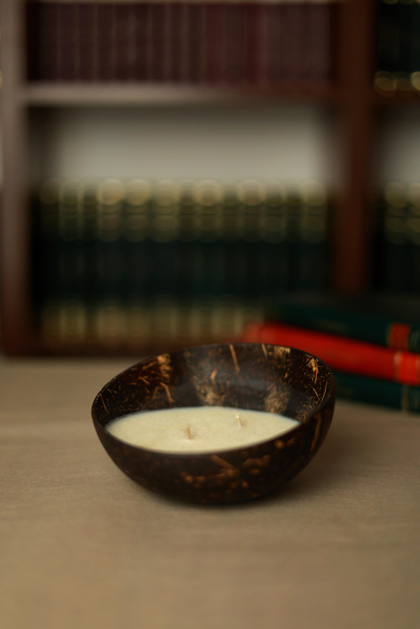 COCO – lumânare în recipient cu aspect de coajă de cocos, 150 g ceară de cocos, realizată manual